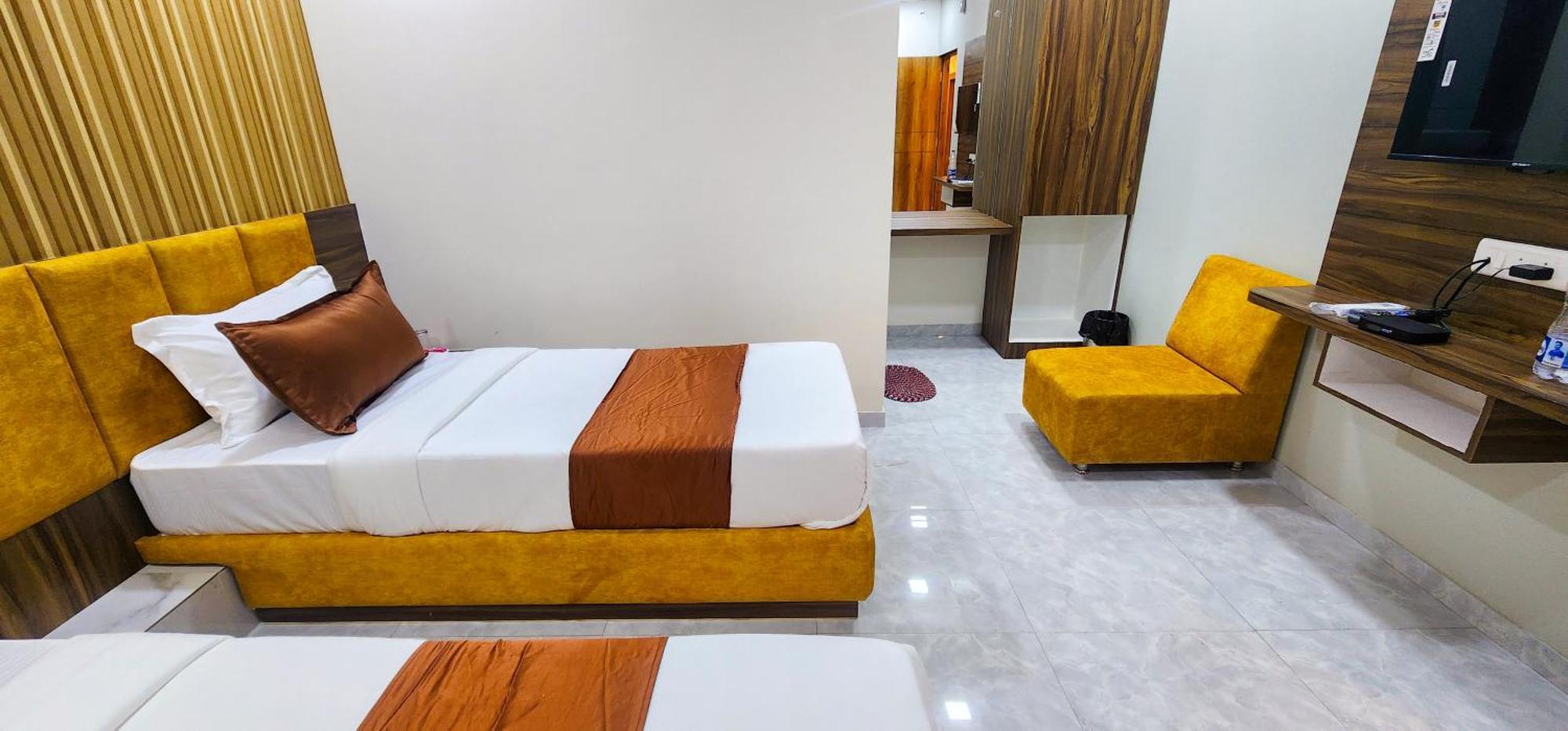Hotel Nova Blue Ahmedabad Buitenkant foto