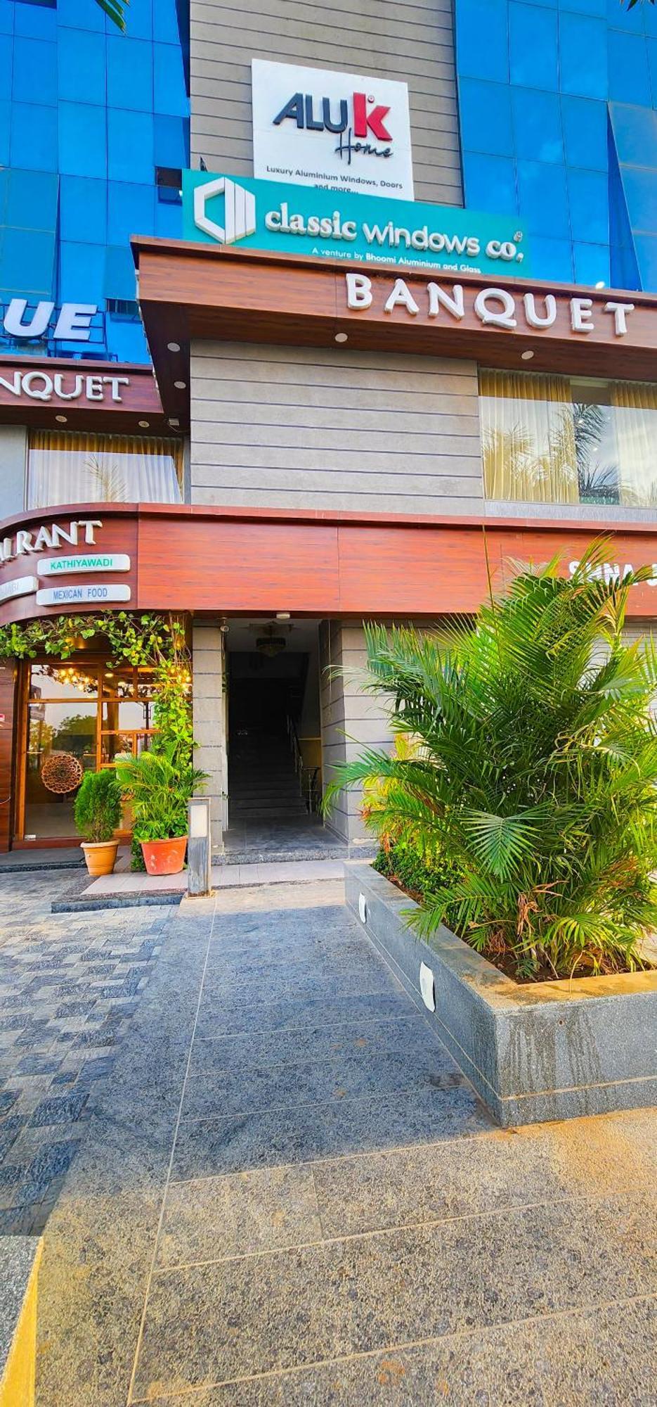 Hotel Nova Blue Ahmedabad Buitenkant foto