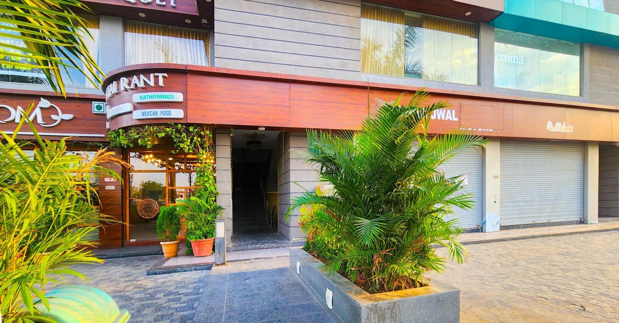 Hotel Nova Blue Ahmedabad Buitenkant foto