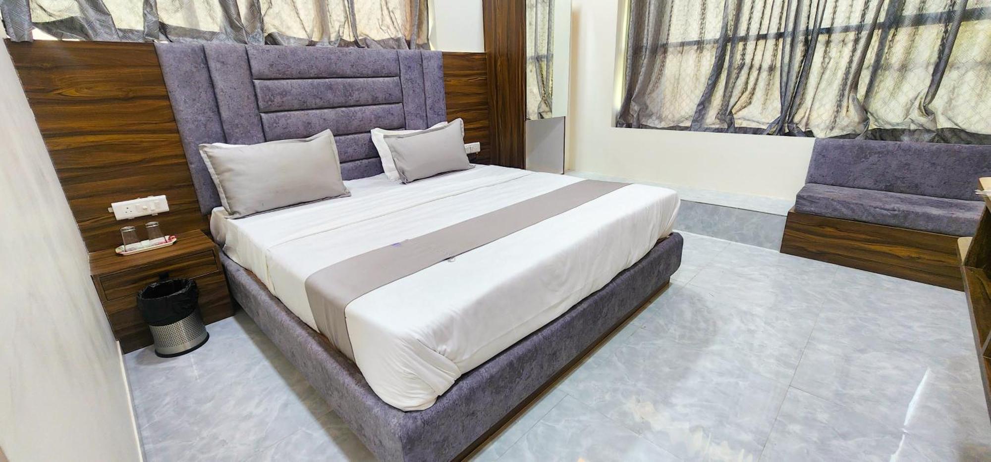 Hotel Nova Blue Ahmedabad Buitenkant foto