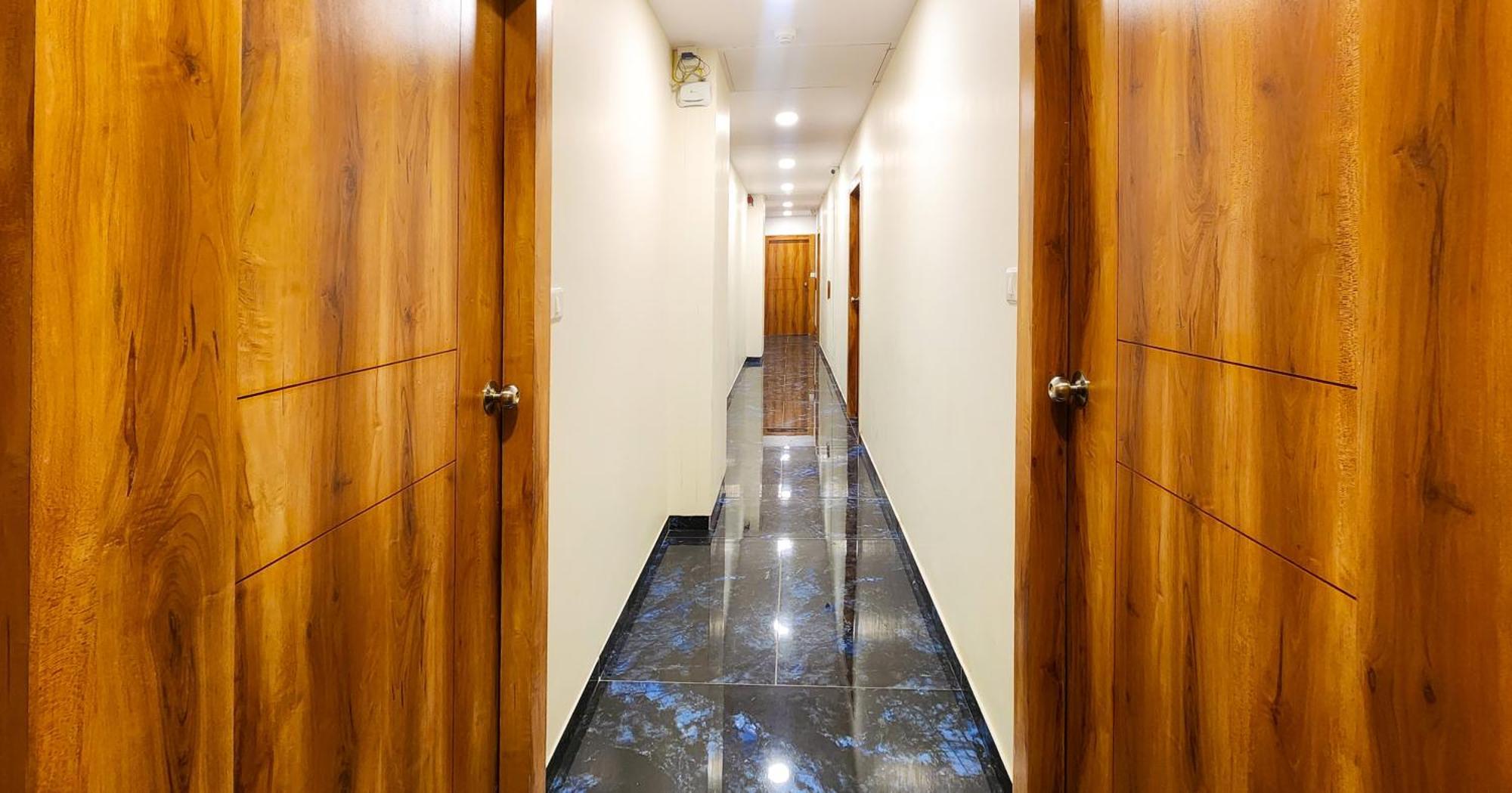 Hotel Nova Blue Ahmedabad Buitenkant foto