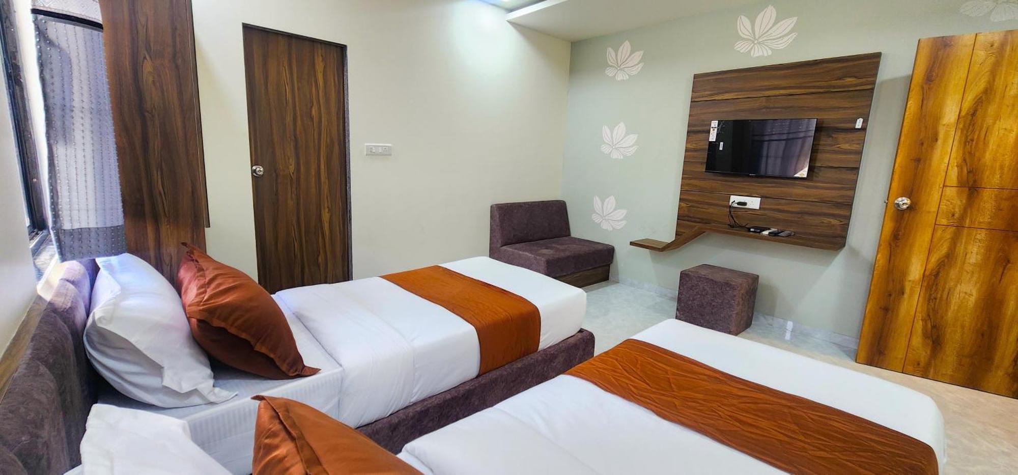 Hotel Nova Blue Ahmedabad Buitenkant foto