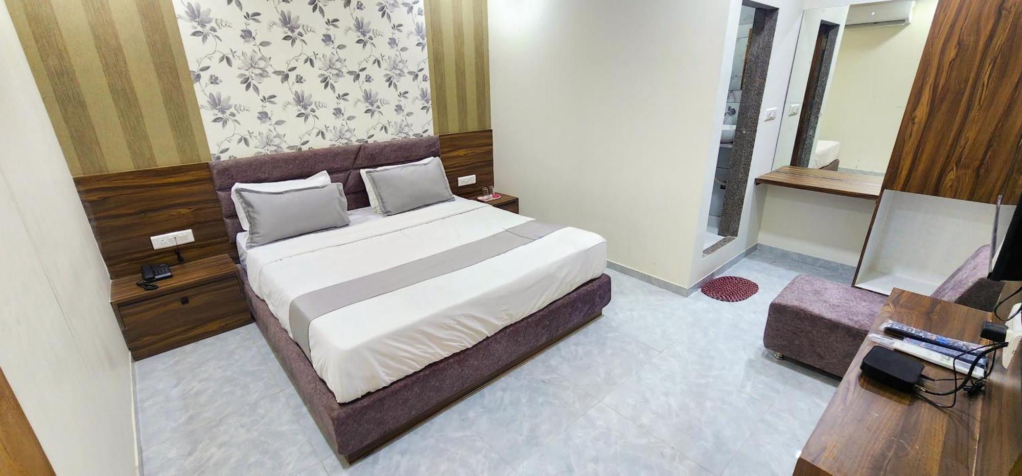 Hotel Nova Blue Ahmedabad Buitenkant foto