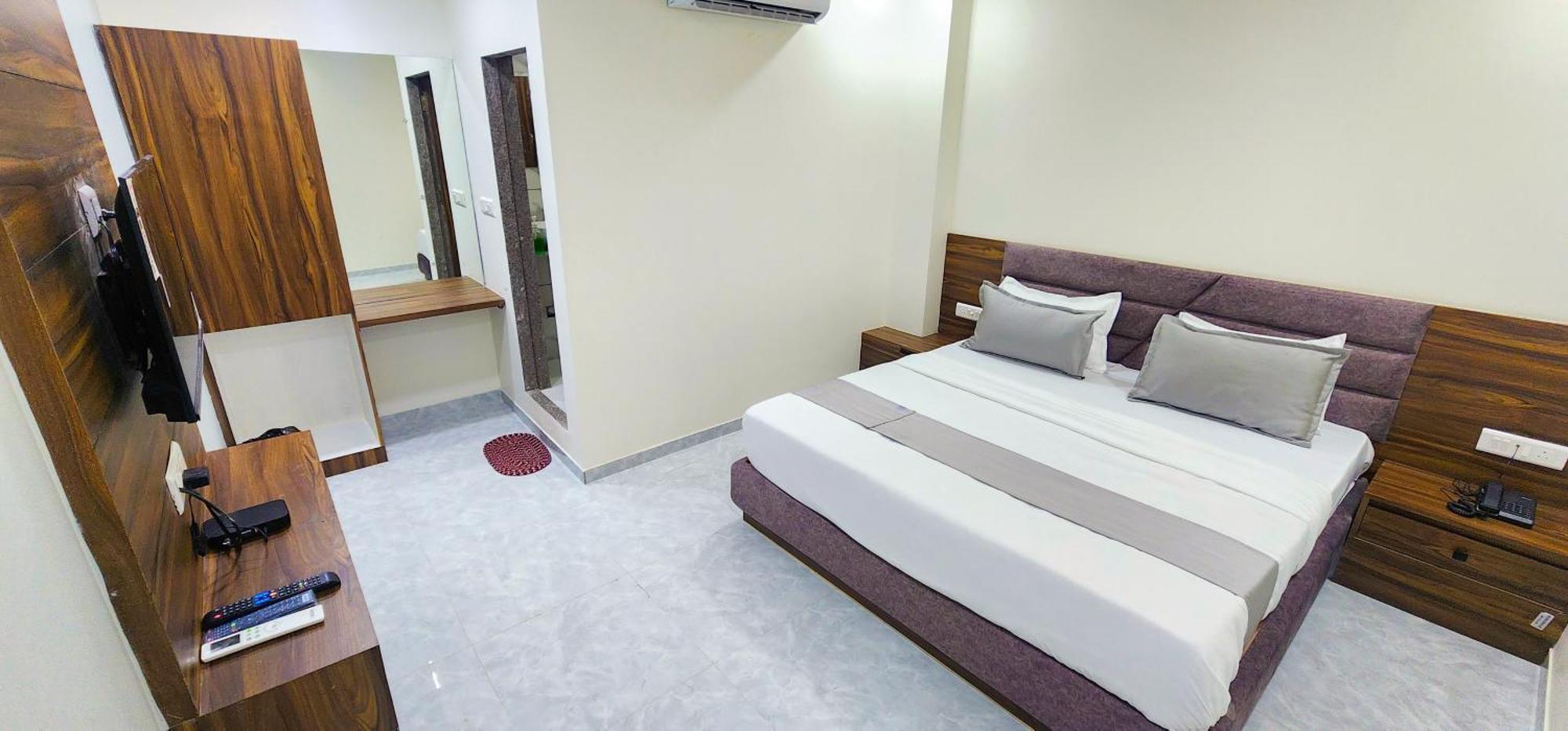 Hotel Nova Blue Ahmedabad Buitenkant foto