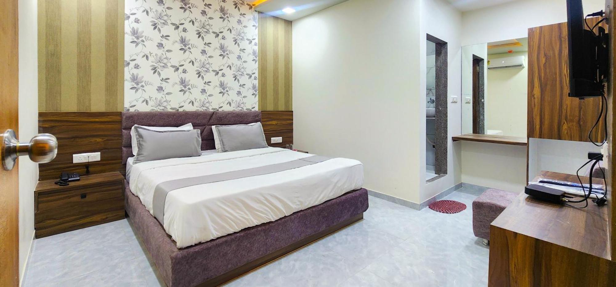 Hotel Nova Blue Ahmedabad Buitenkant foto