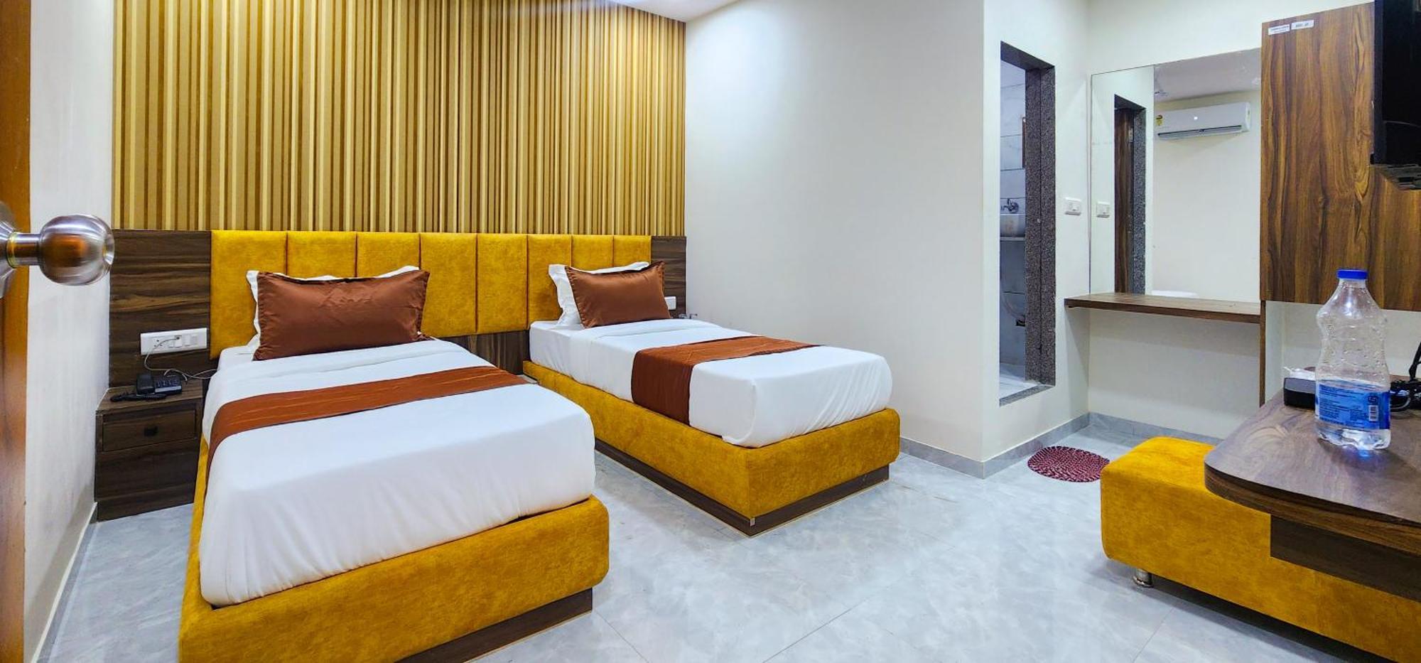 Hotel Nova Blue Ahmedabad Buitenkant foto