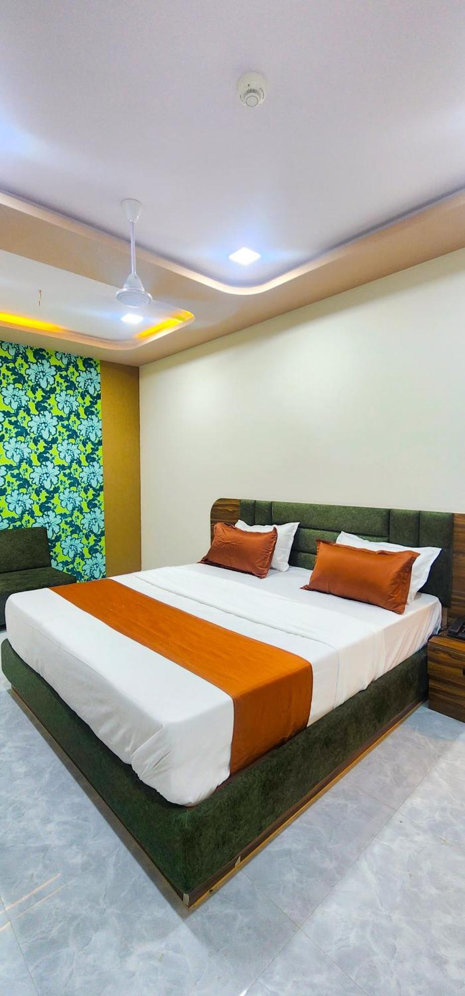 Hotel Nova Blue Ahmedabad Buitenkant foto