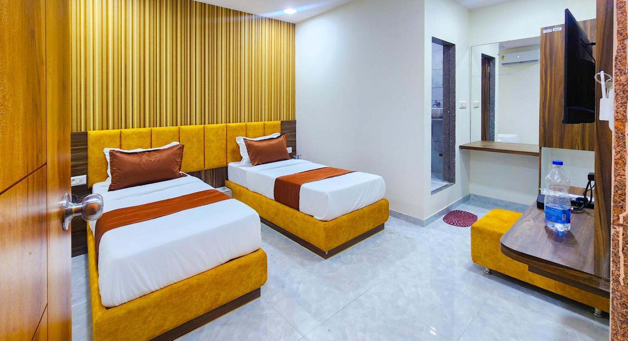 Hotel Nova Blue Ahmedabad Buitenkant foto