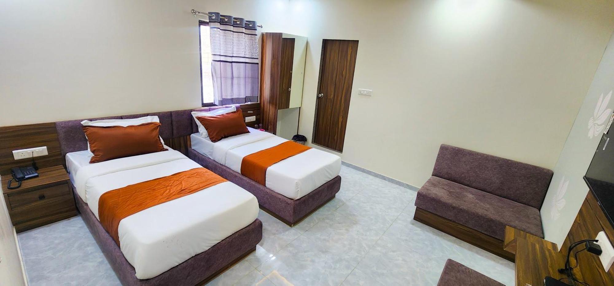 Hotel Nova Blue Ahmedabad Buitenkant foto