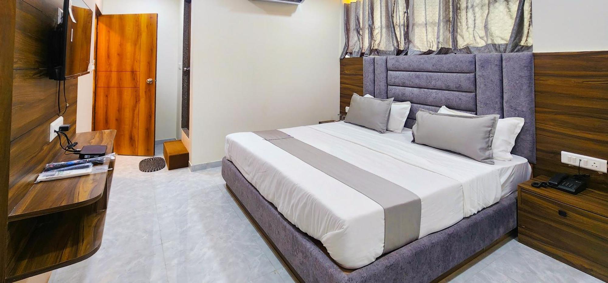 Hotel Nova Blue Ahmedabad Buitenkant foto