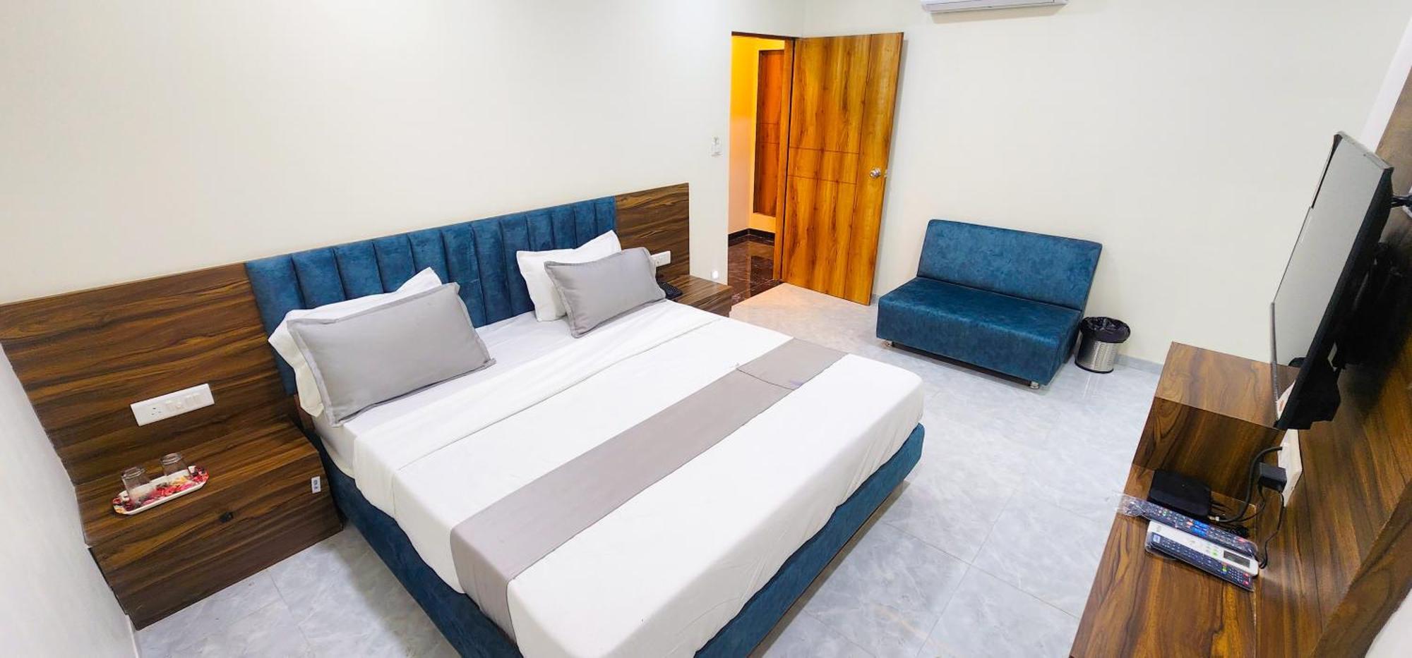 Hotel Nova Blue Ahmedabad Buitenkant foto