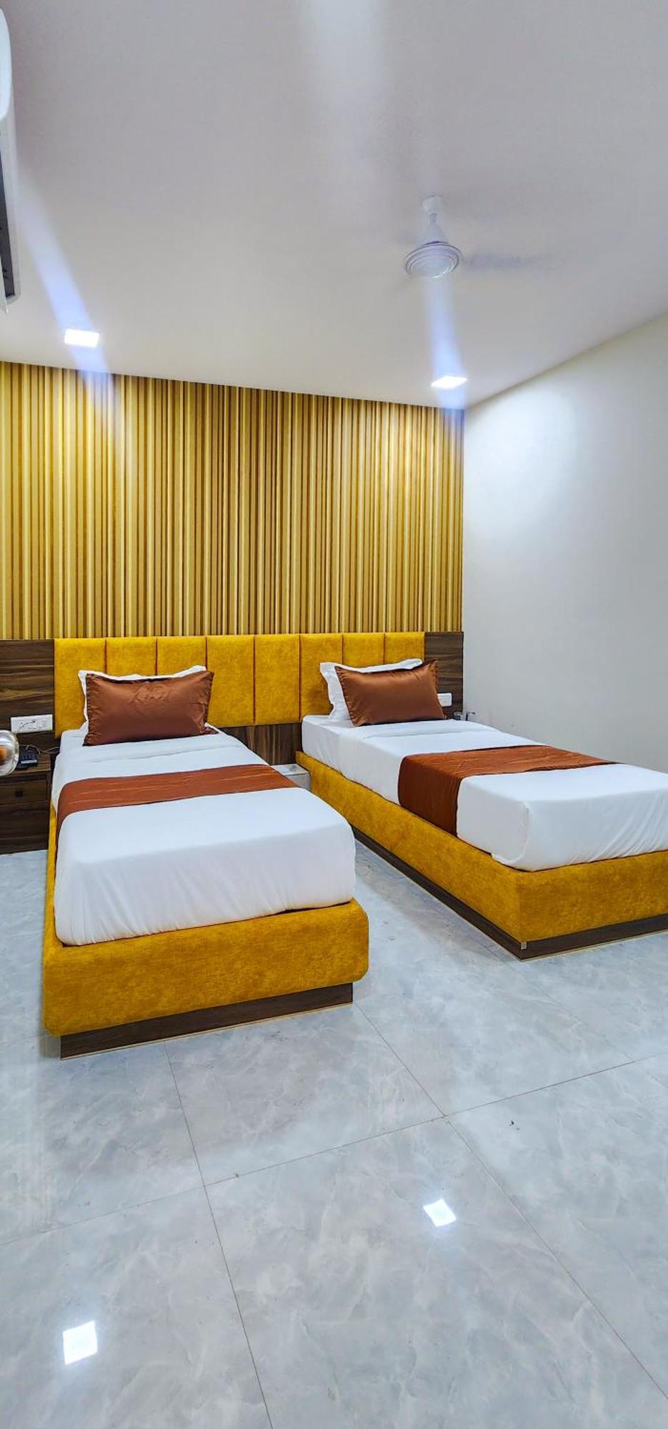 Hotel Nova Blue Ahmedabad Buitenkant foto