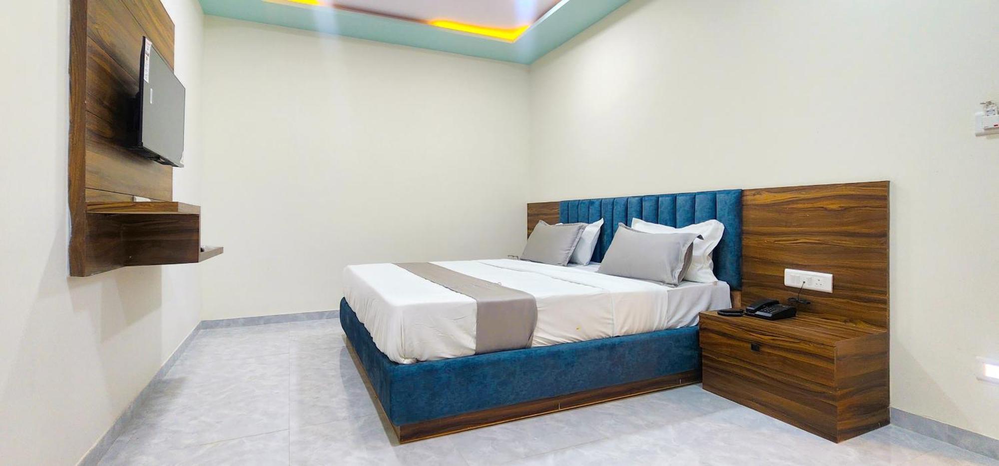 Hotel Nova Blue Ahmedabad Buitenkant foto
