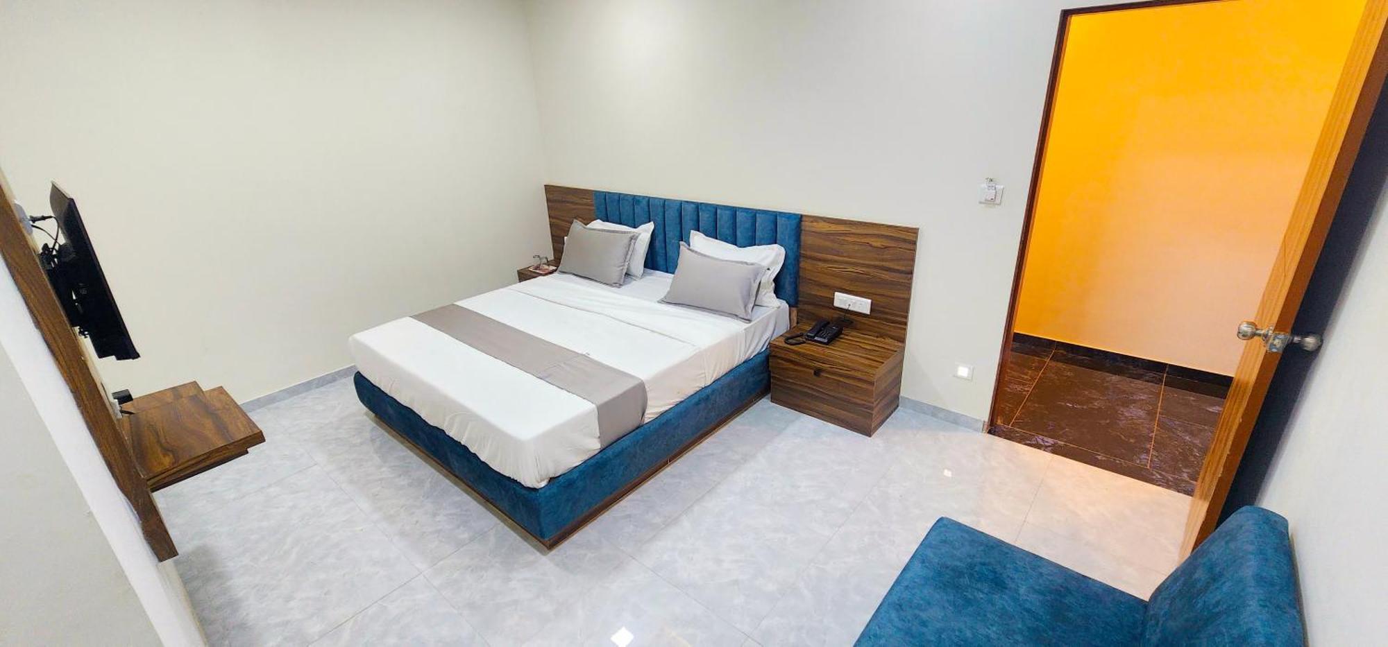 Hotel Nova Blue Ahmedabad Buitenkant foto