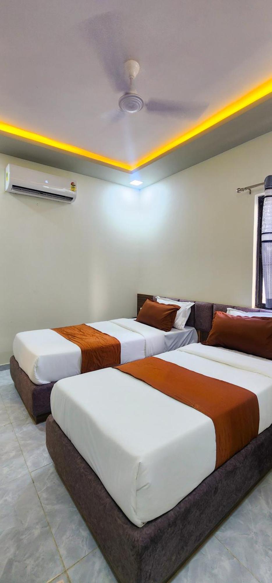 Hotel Nova Blue Ahmedabad Buitenkant foto