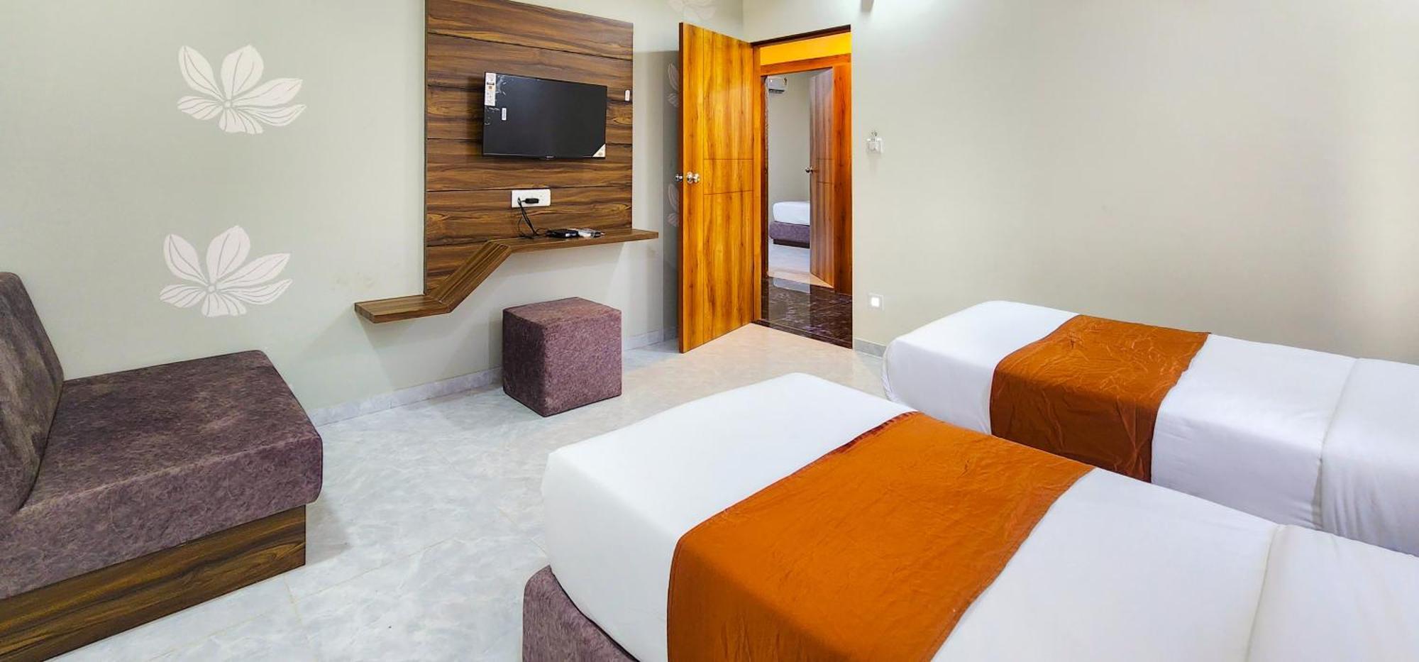 Hotel Nova Blue Ahmedabad Buitenkant foto