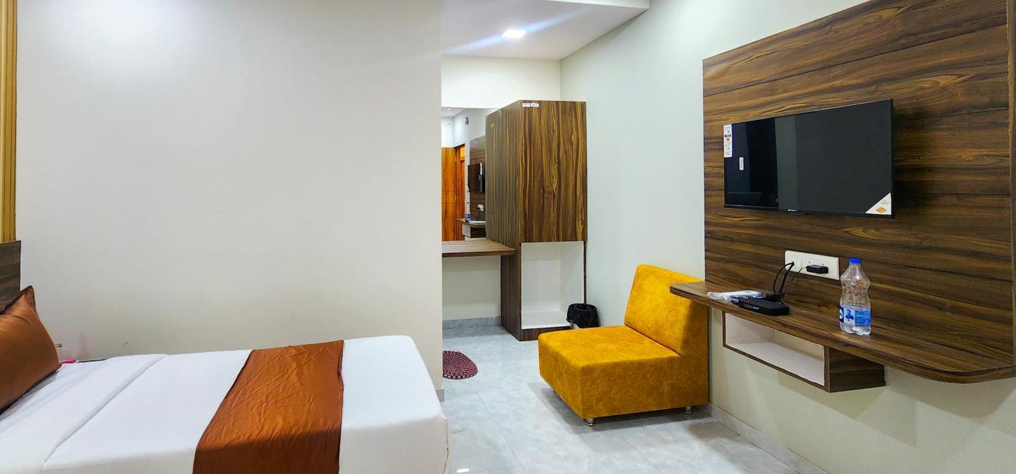 Hotel Nova Blue Ahmedabad Buitenkant foto