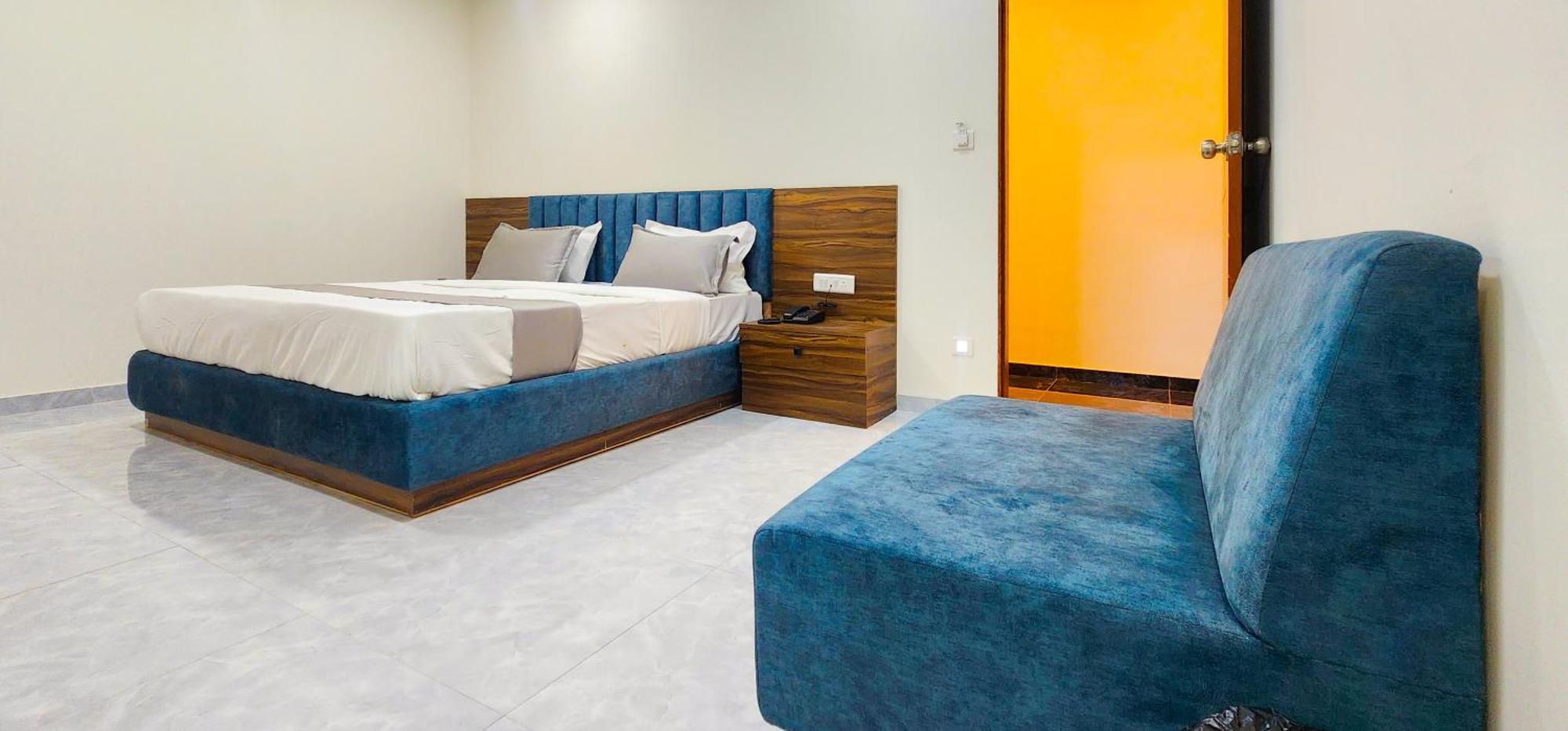 Hotel Nova Blue Ahmedabad Buitenkant foto