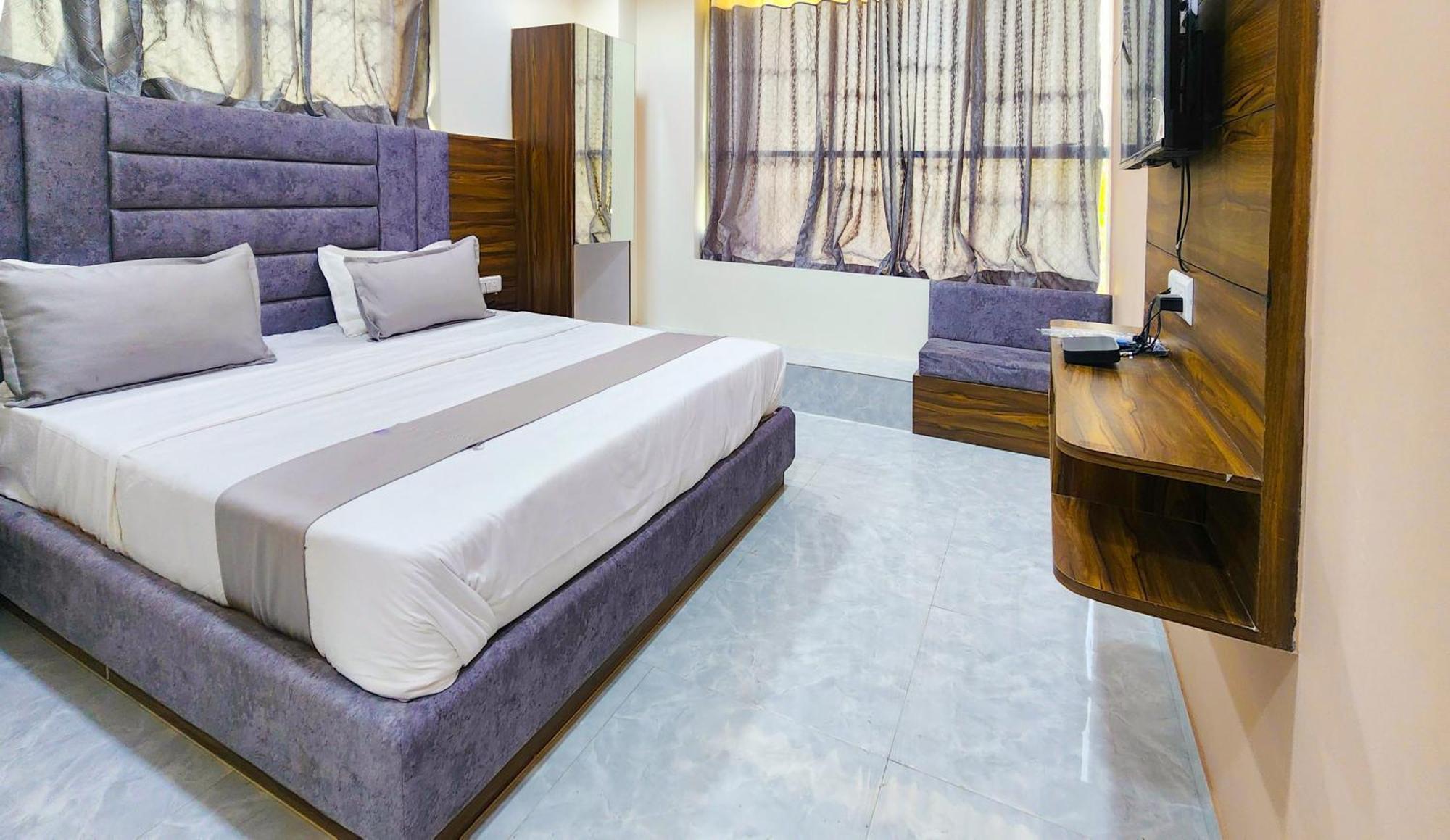 Hotel Nova Blue Ahmedabad Buitenkant foto