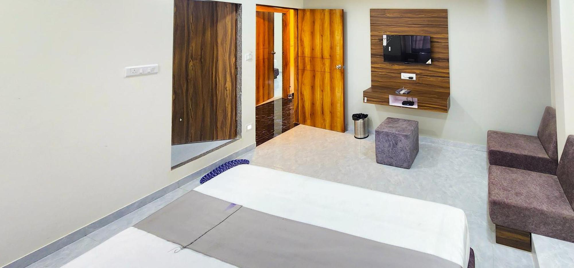 Hotel Nova Blue Ahmedabad Buitenkant foto