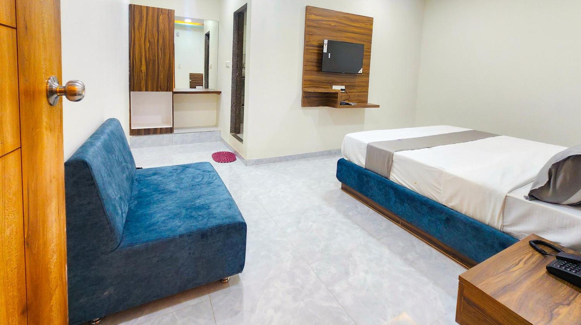 Hotel Nova Blue Ahmedabad Buitenkant foto