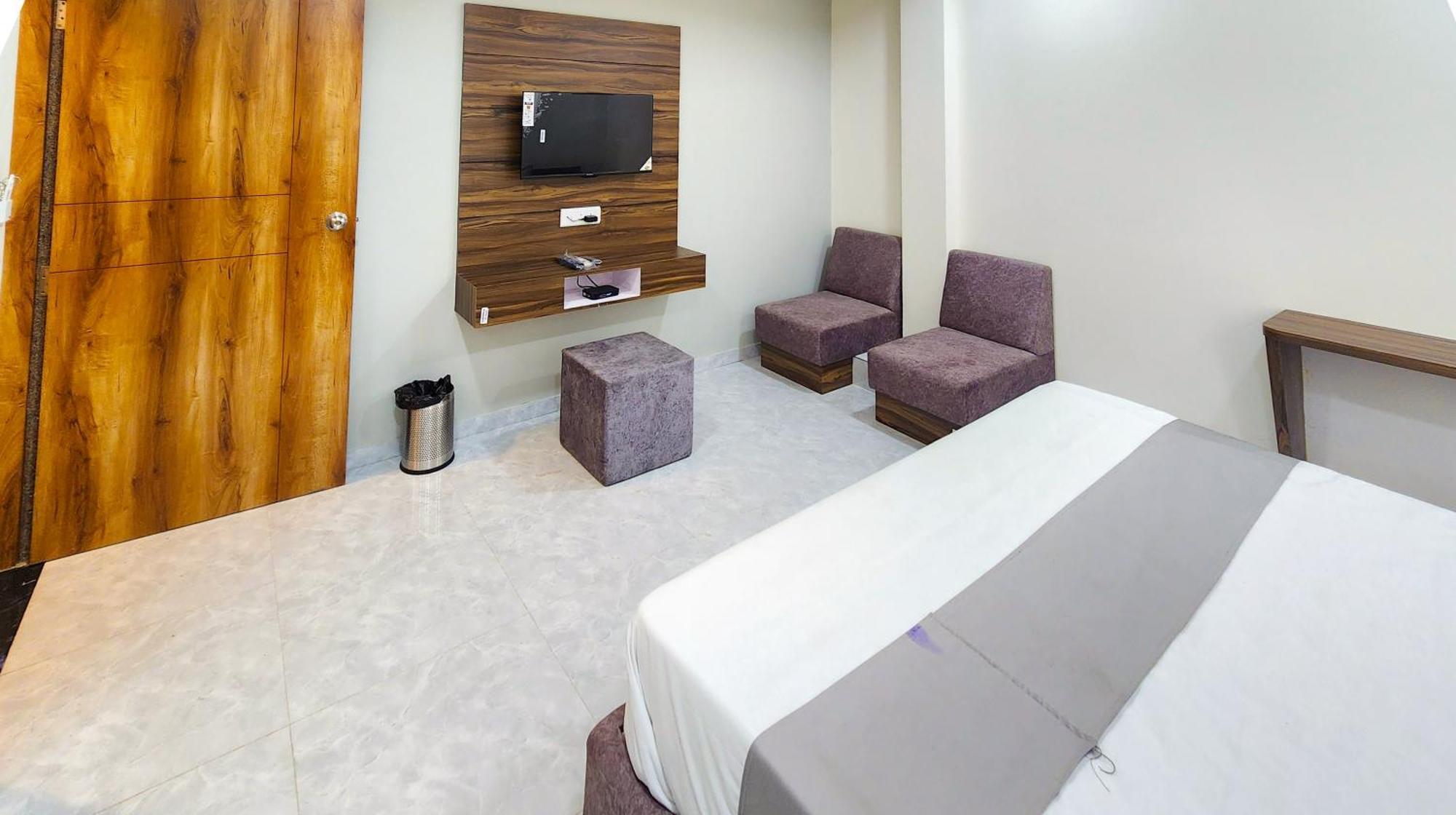 Hotel Nova Blue Ahmedabad Buitenkant foto