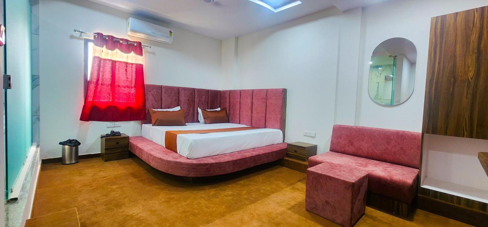 Hotel Nova Blue Ahmedabad Buitenkant foto