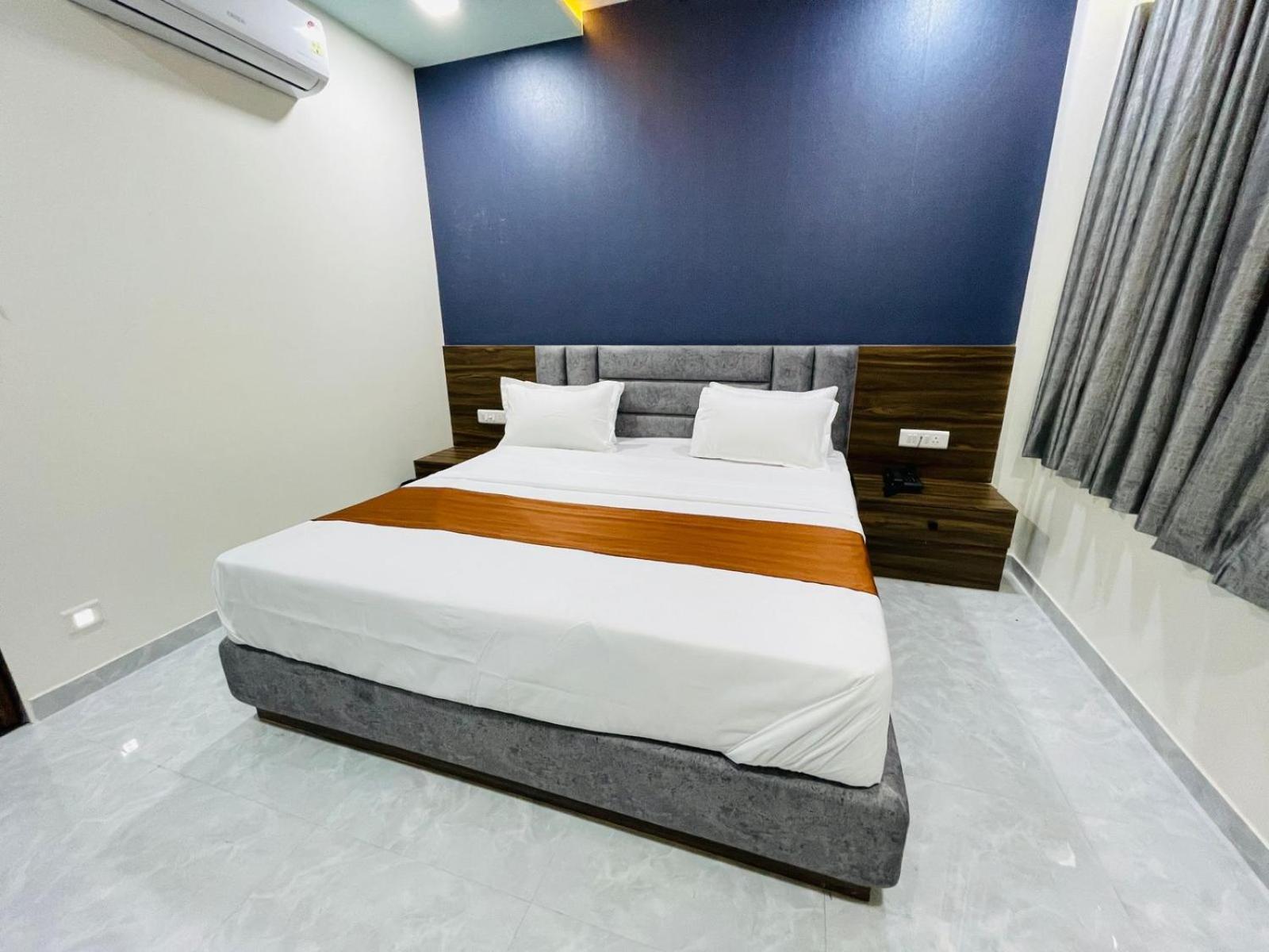 Hotel Nova Blue Ahmedabad Buitenkant foto