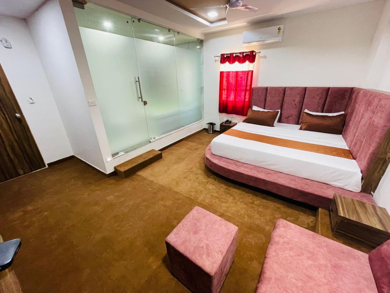 Hotel Nova Blue Ahmedabad Buitenkant foto