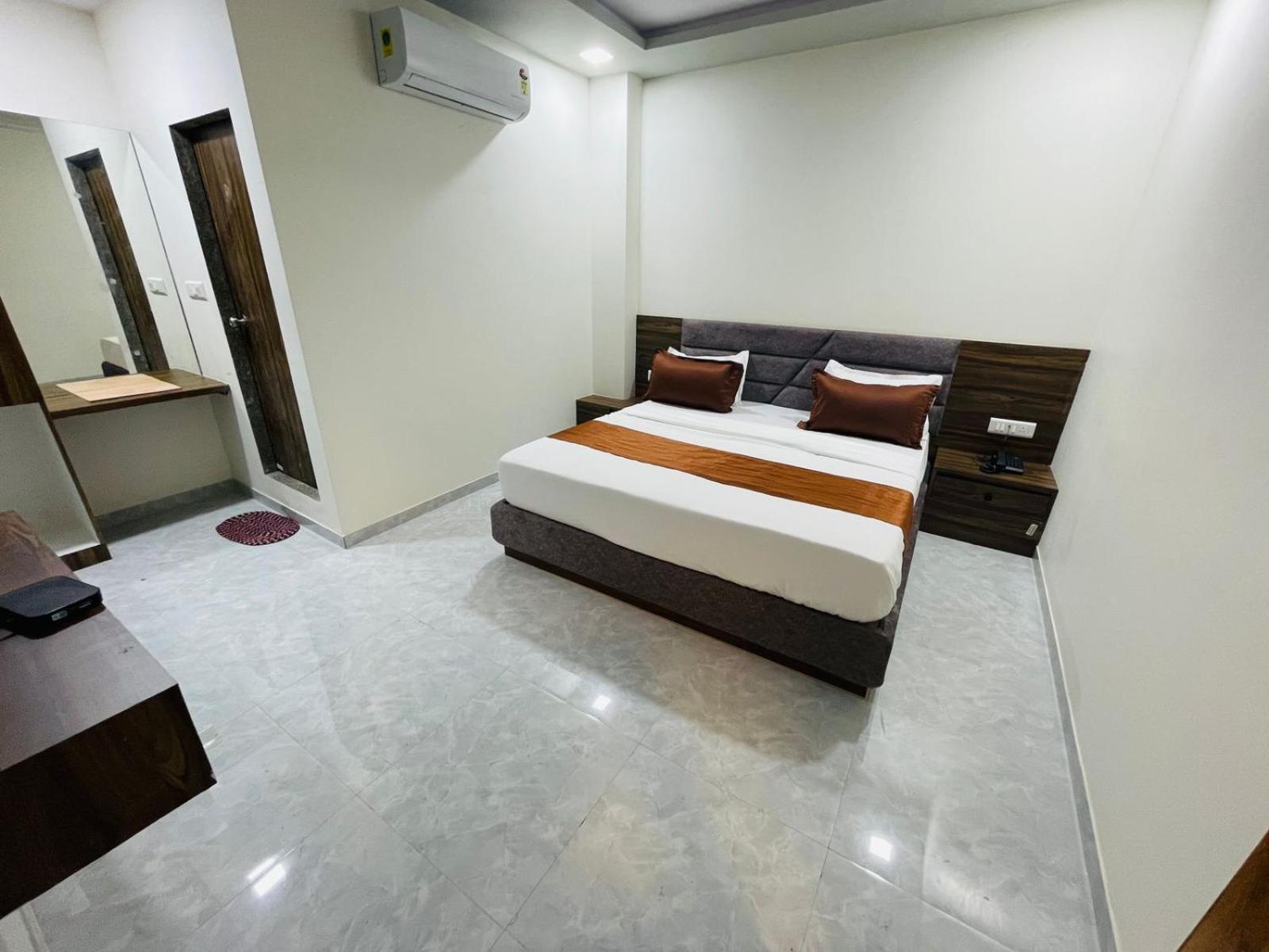 Hotel Nova Blue Ahmedabad Buitenkant foto