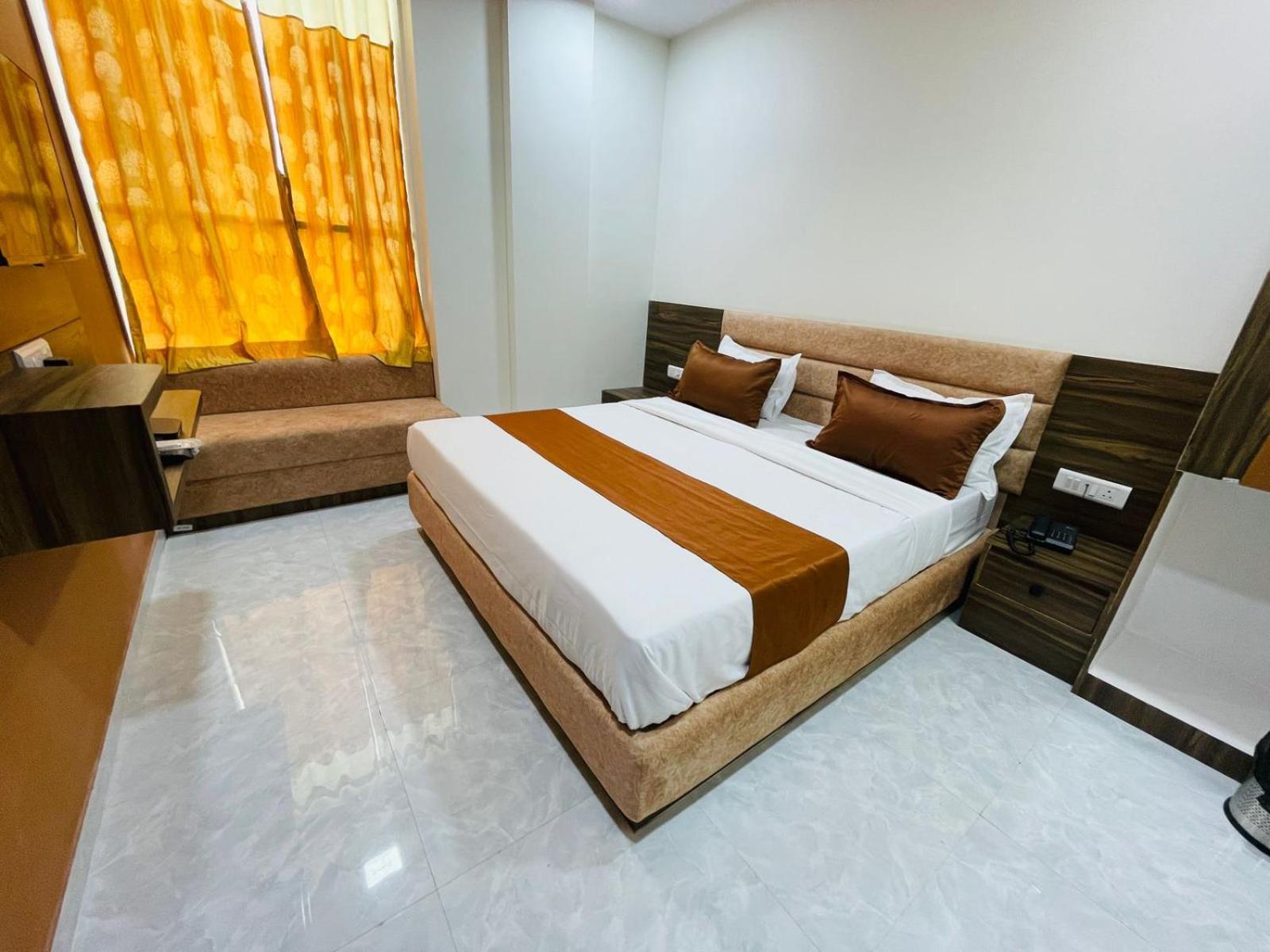 Hotel Nova Blue Ahmedabad Buitenkant foto