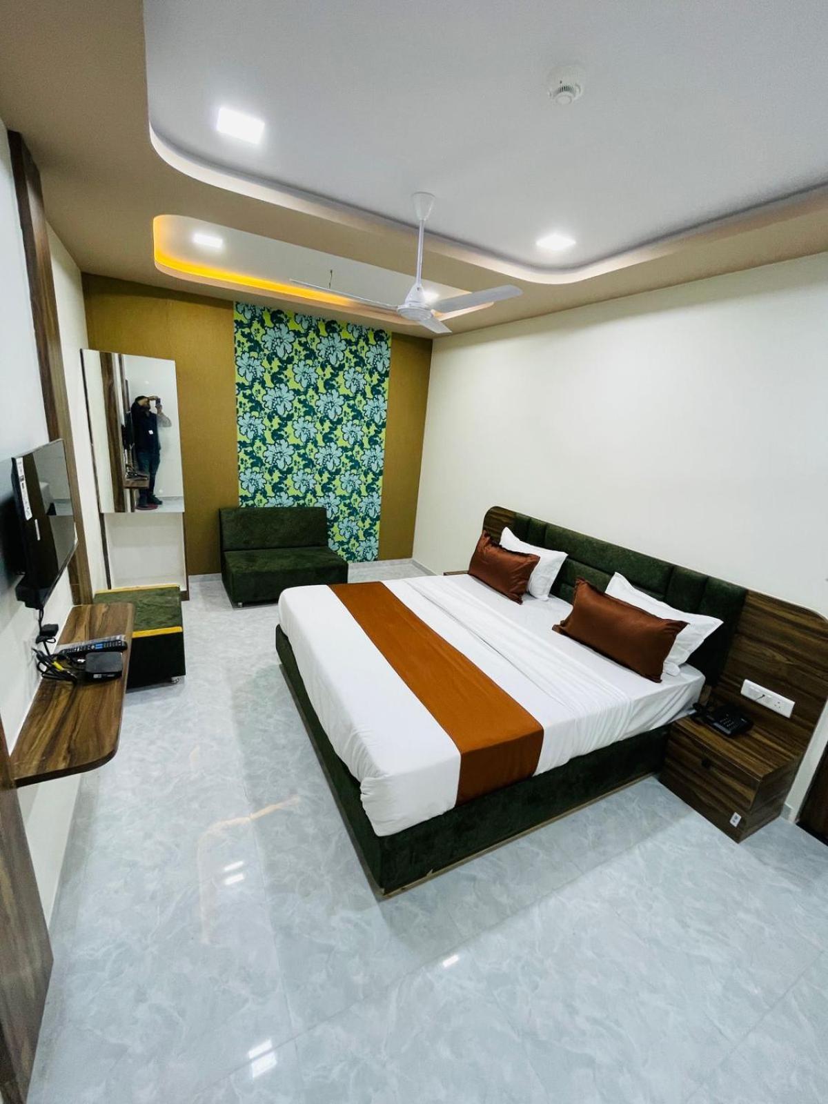 Hotel Nova Blue Ahmedabad Buitenkant foto