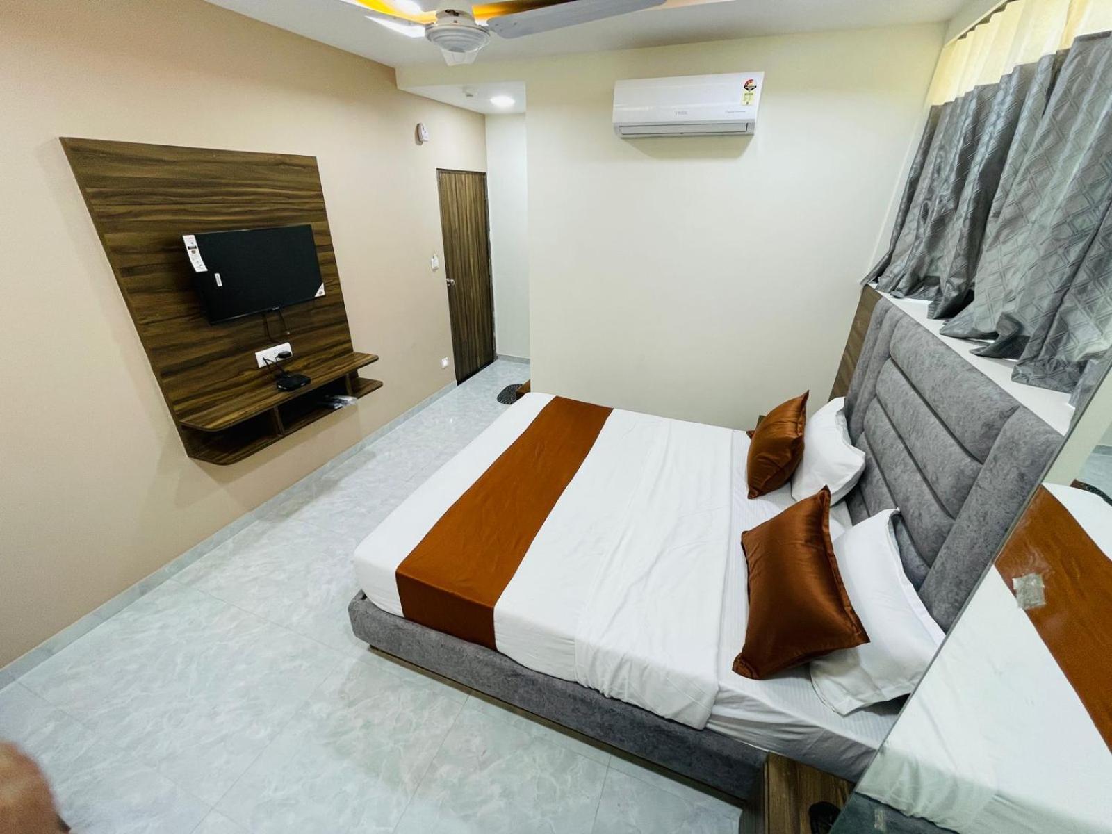 Hotel Nova Blue Ahmedabad Buitenkant foto