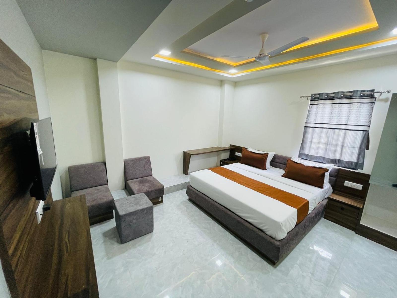 Hotel Nova Blue Ahmedabad Buitenkant foto