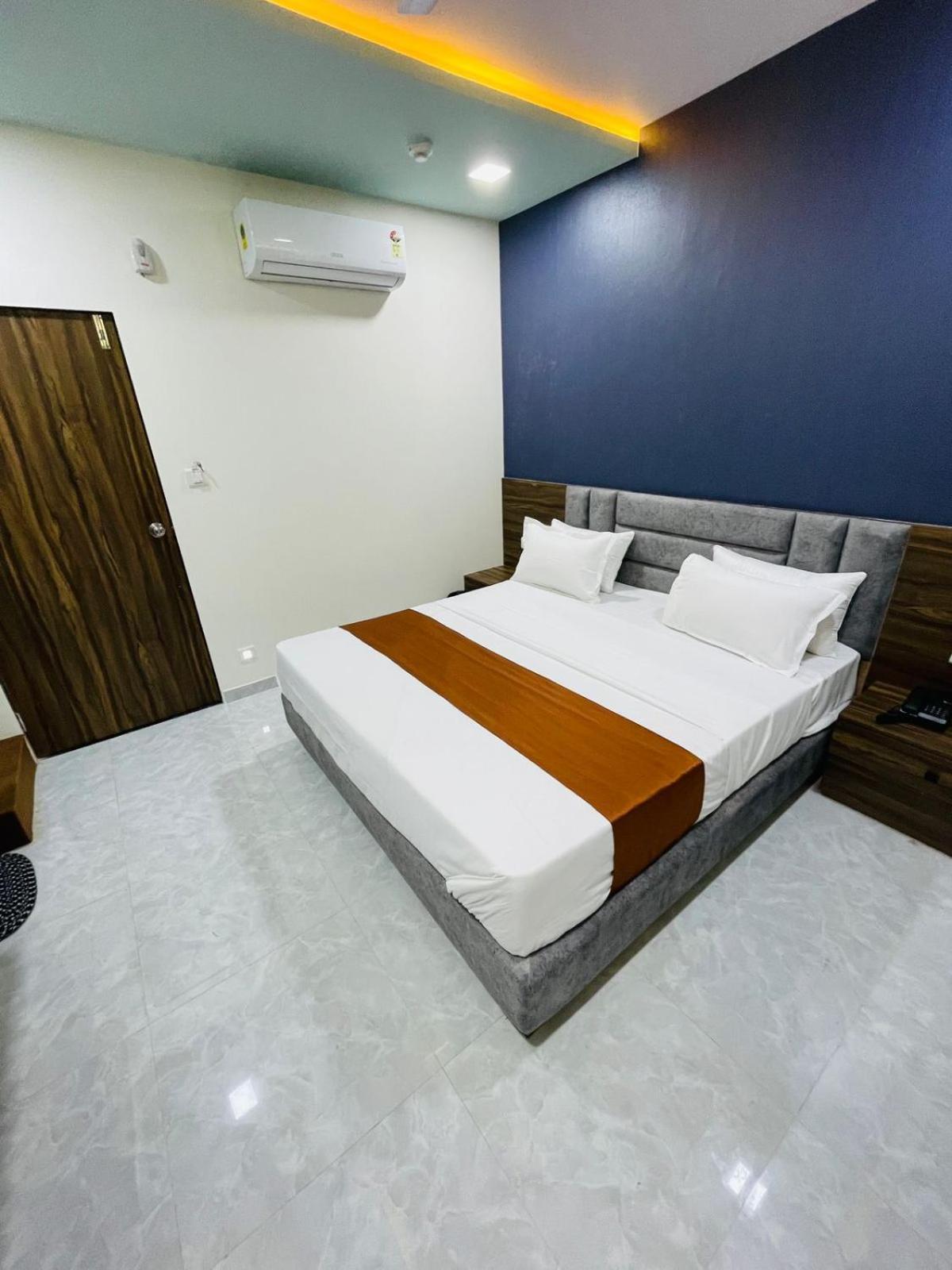 Hotel Nova Blue Ahmedabad Buitenkant foto