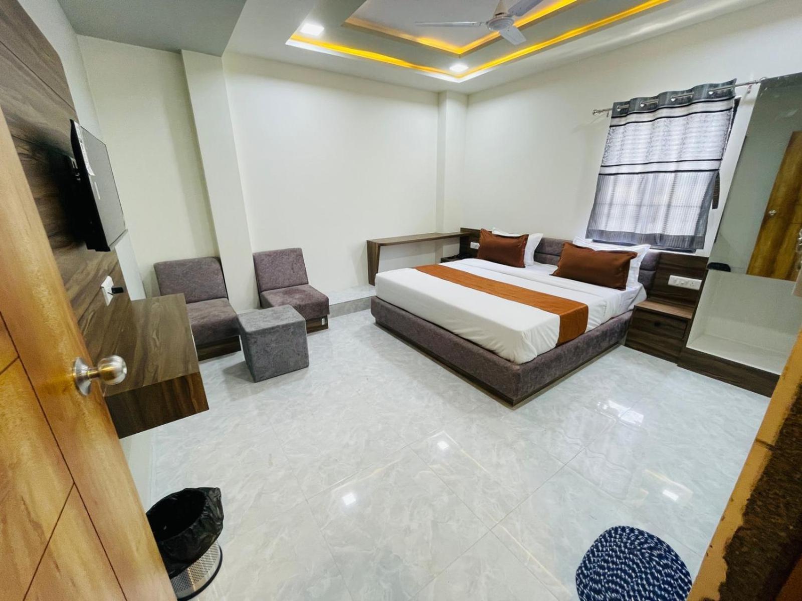 Hotel Nova Blue Ahmedabad Buitenkant foto