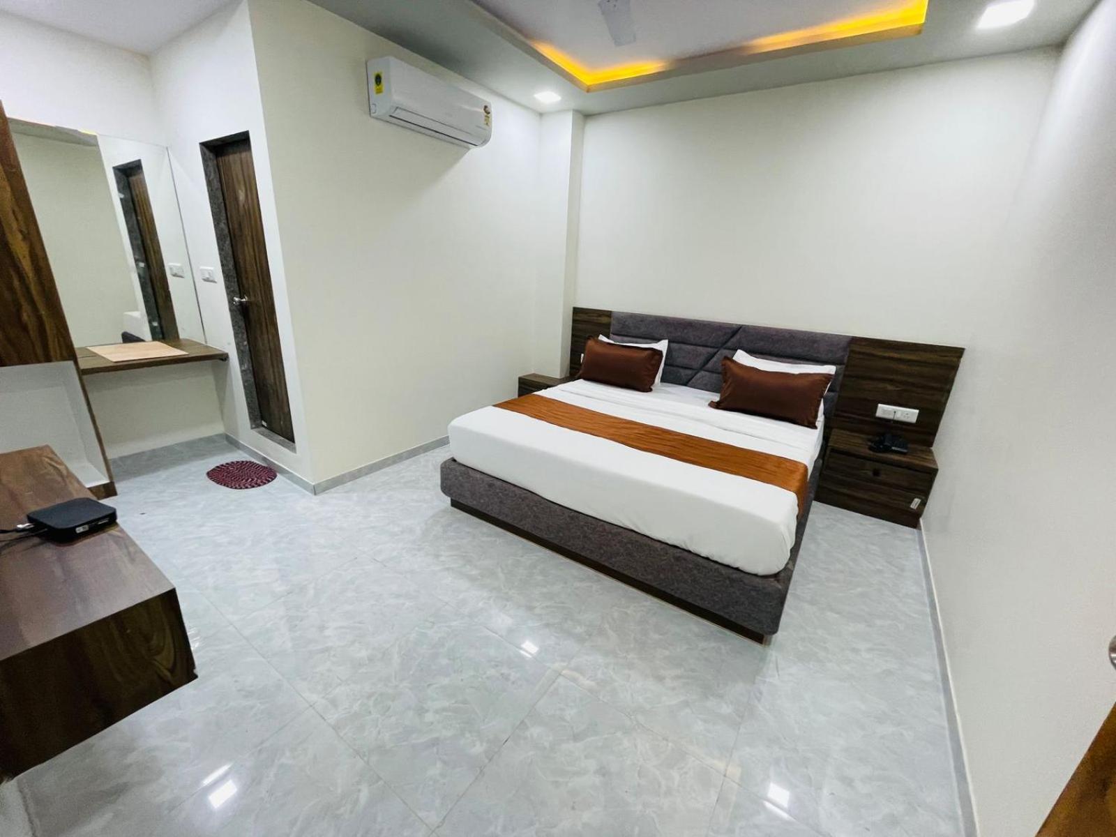 Hotel Nova Blue Ahmedabad Buitenkant foto