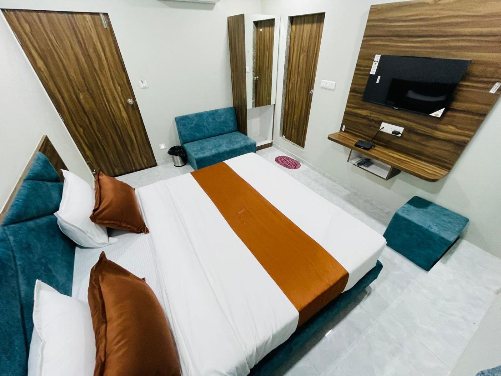 Hotel Nova Blue Ahmedabad Buitenkant foto