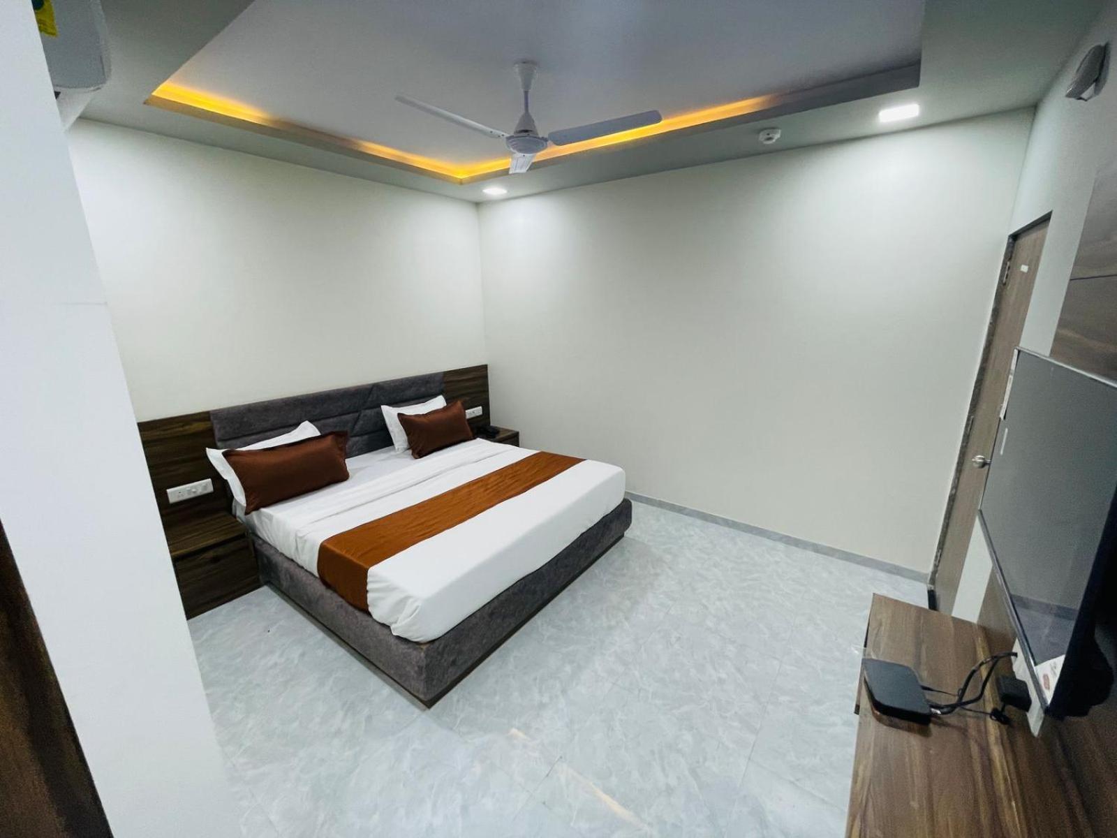 Hotel Nova Blue Ahmedabad Buitenkant foto