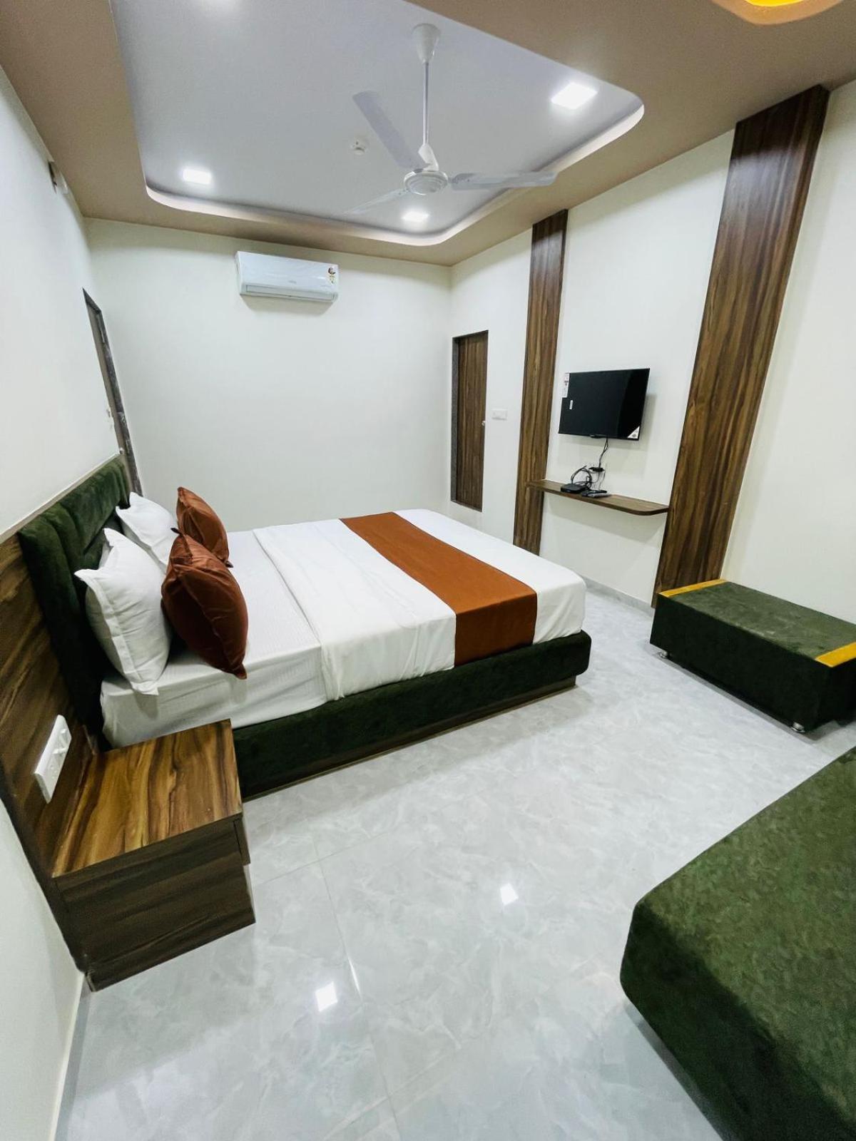 Hotel Nova Blue Ahmedabad Buitenkant foto