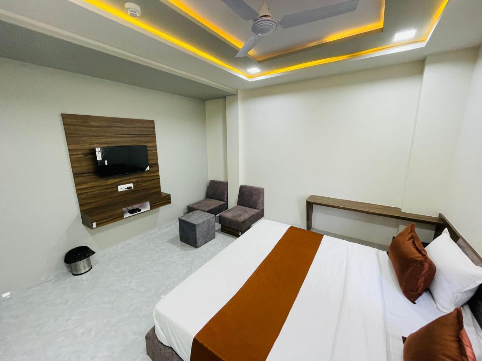 Hotel Nova Blue Ahmedabad Buitenkant foto