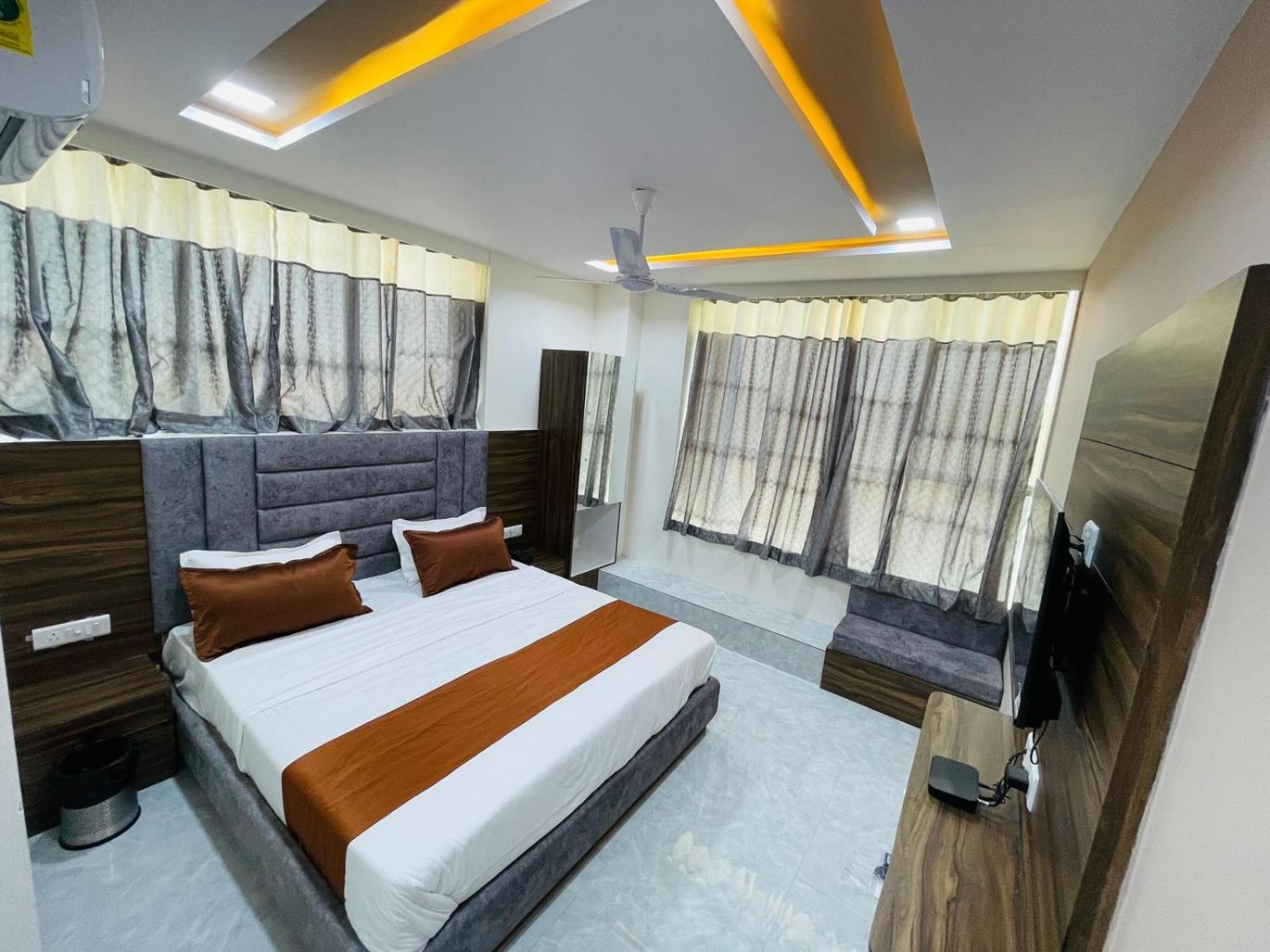 Hotel Nova Blue Ahmedabad Buitenkant foto
