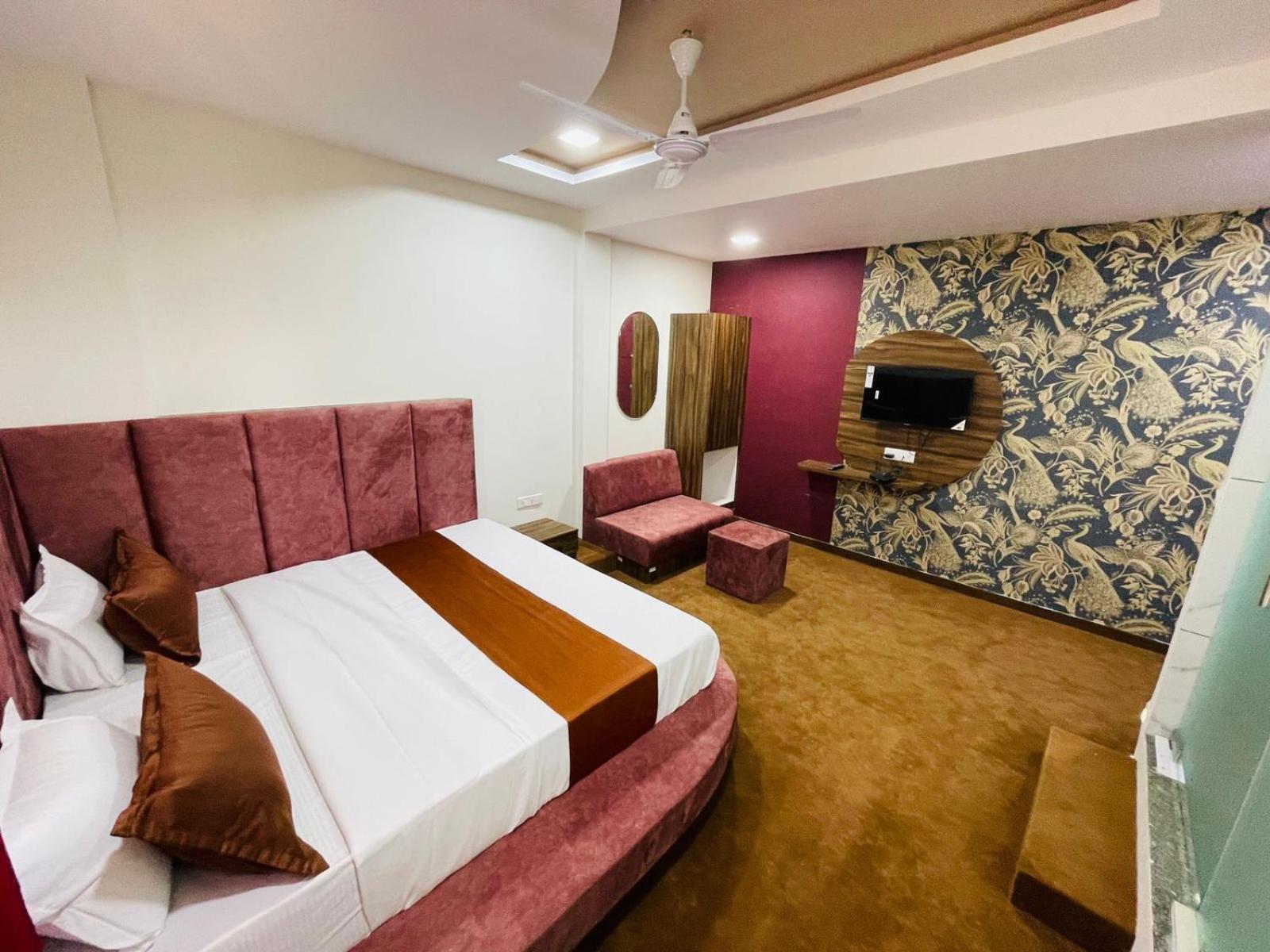 Hotel Nova Blue Ahmedabad Buitenkant foto